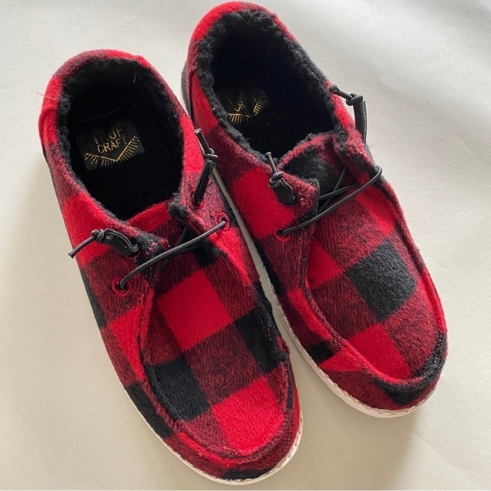 True Craft Women’s Size 6.5M  Red Black Slip On Loafers